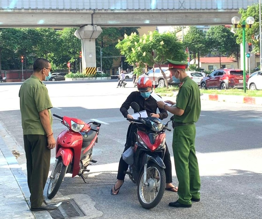 Xử phạt gần 900 trường hợp vi phạm phòng chống dịch, Hà Nội thu về 1,3 tỷ đồng