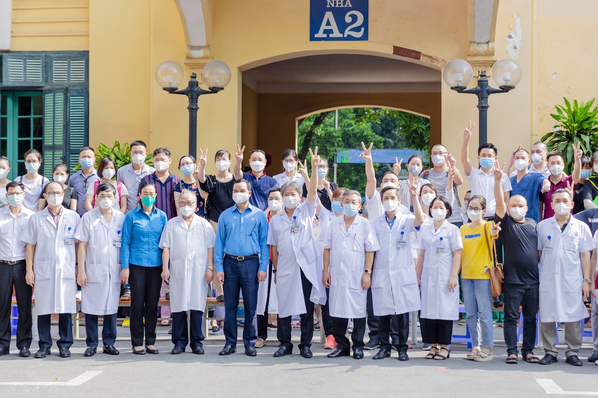 Cảm động hình ảnh hàng trăm bác sĩ lên đường chống dịch