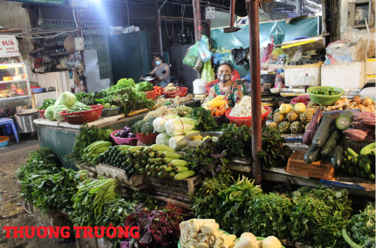Giá nhiều mặt hàng hải sản giảm mạnh trong khi thực phẩm, rau, củ quả bị đẩy giá