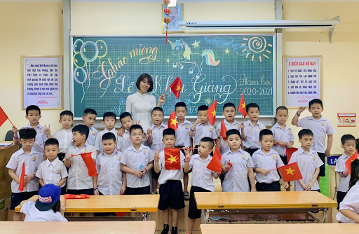 Hà Nội  Dựa vào kết quả học kỳ I, kết quả giữa kỳ II để xét lên lớp cho học sinh lớp 1, lớp 2