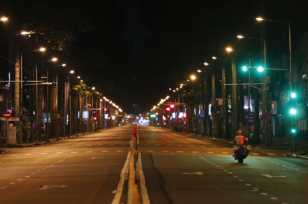 TP HCM Nhân viên siêu thị, cửa hàng tiện lợi được ra đường làm việc sau 18h để chuẩn bị công tác hậu cần, khử khuẩn