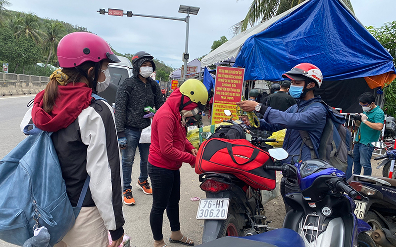 Hà Tĩnh Người dân từ vùng dịch ồ ạt về quê, tăng nguy cơ lây lan dịch Covid-19