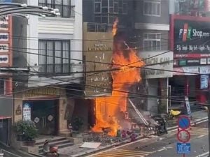 Clip Cửa hàng gas tại Sa Pa bốc cháy dữ dội, nổ lớn như bom