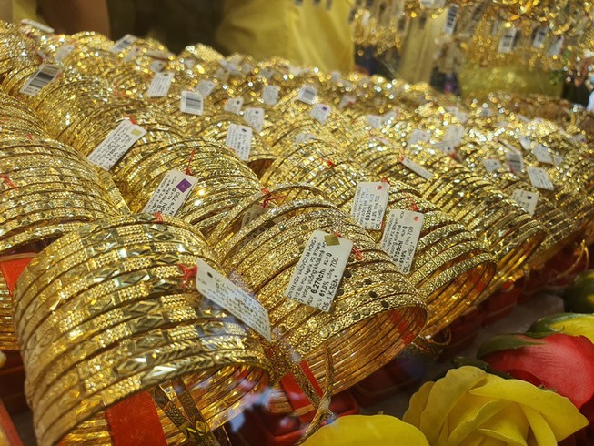 Giá vàng hôm nay 128 Bật tăng vượt ngưỡng 1.750 USDounce