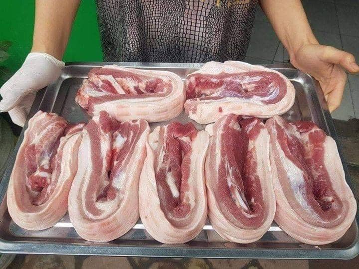 Giá lợn hơi giảm, vì sao người tiêu dùng vẫn phải mua thịt lợn giá cao