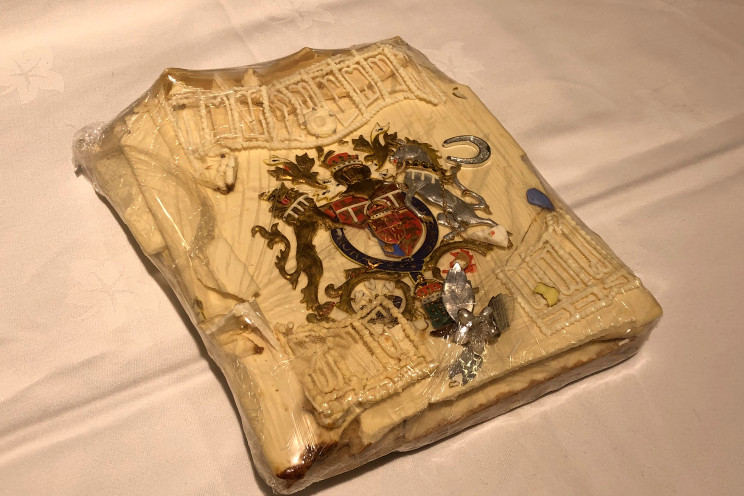 Chiếc bánh cưới 40 tuổi của Thái tử Charles và cố Công nương  Diana được bán đấu giá hơn 2.500 đô la