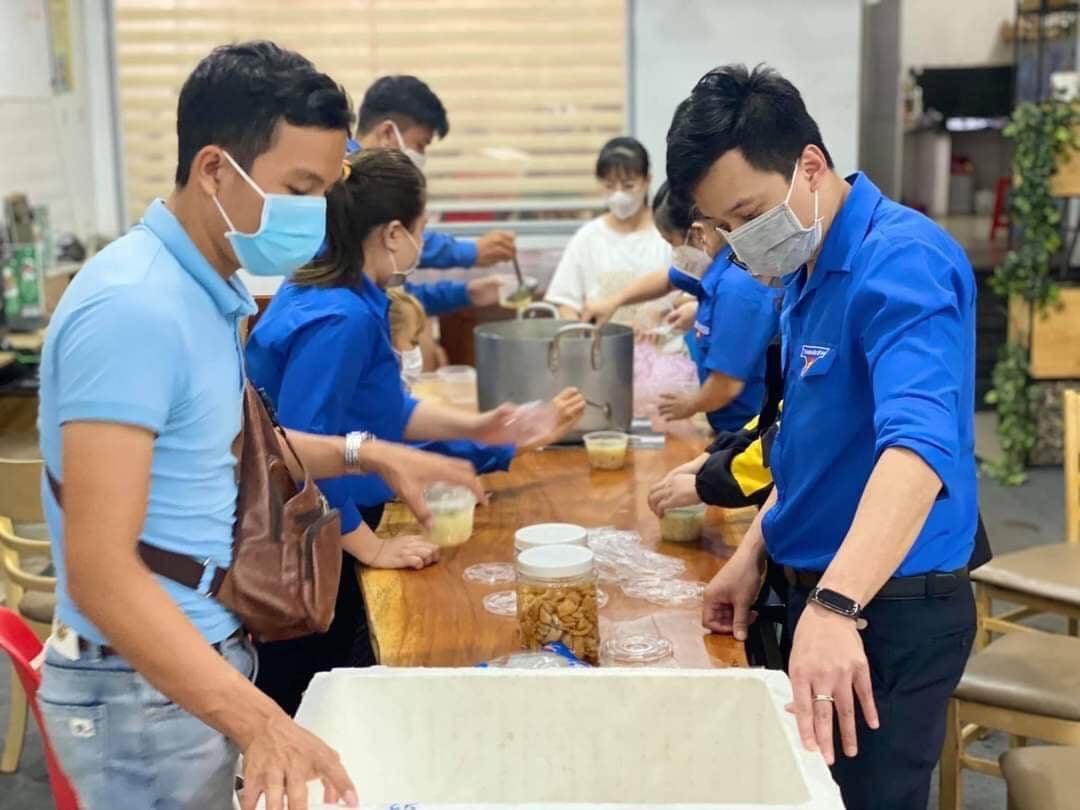 Vị giám đốc trẻ ở Đắk Lắk hỗ trợ hàng trăm suất ăn đêm cho lực lượng tuyến đầu phòng, chống dịch COVID-19