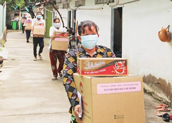 TP. HCM hỗ trợ vô điều kiện toàn bộ 2,5 triệu người dân gặp khó khăn do dịch Covid-19
