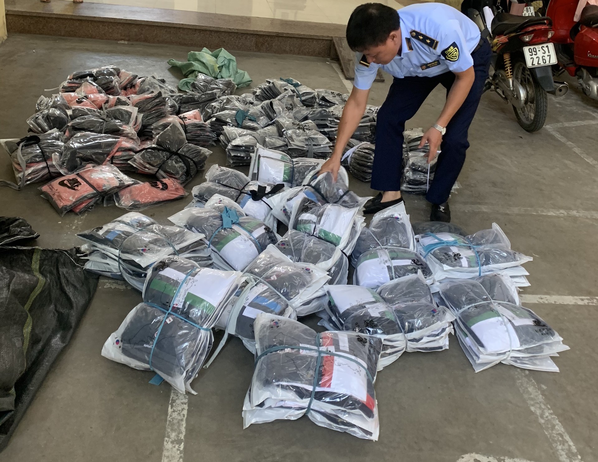 Bắc Ninh xử phạt 45 triệu đồng cá nhân kinh doanh quần áo giả mạo nhãn hiệu