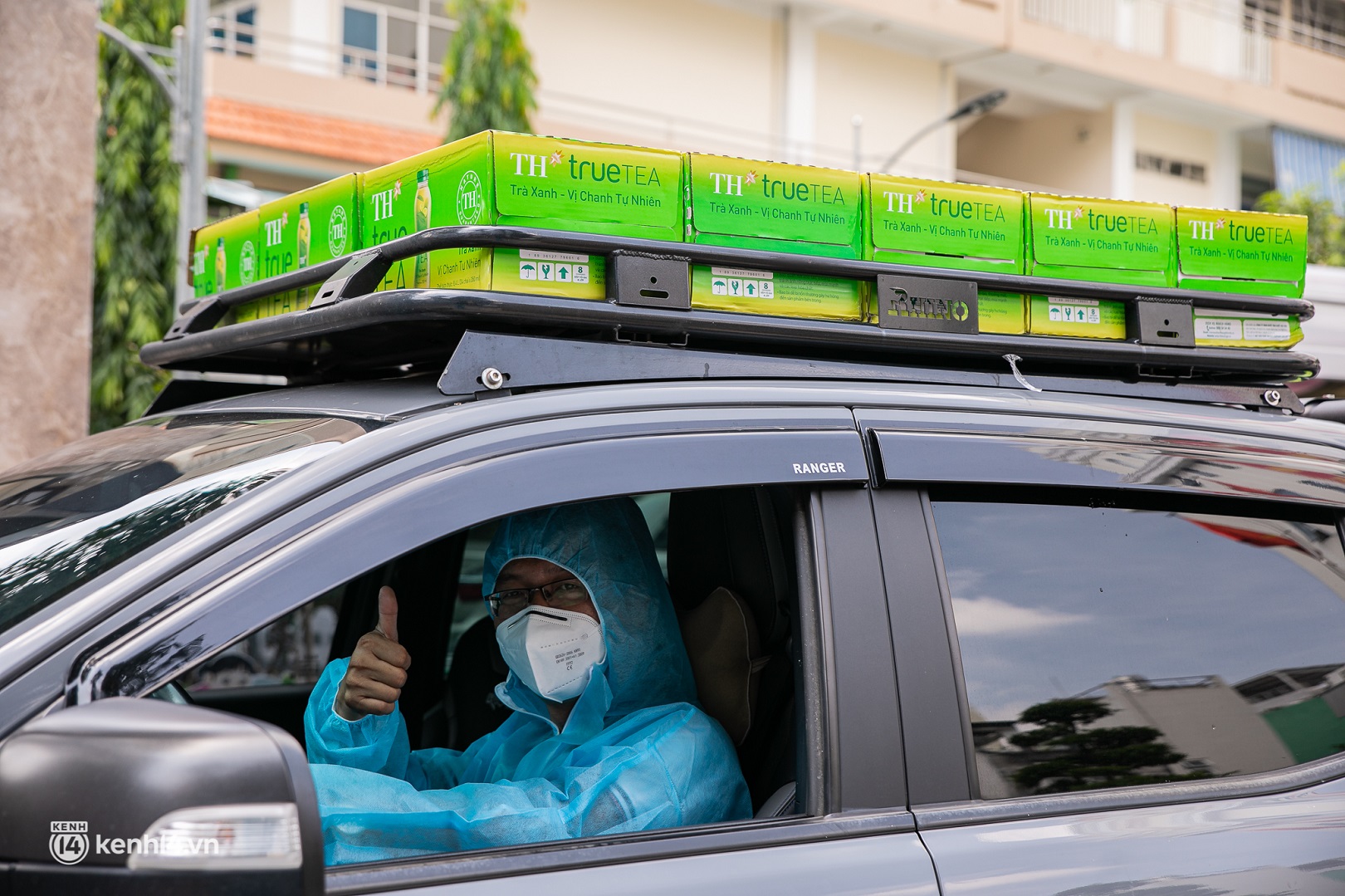 Những chuyến xe chở yêu thương tiếp sức y bác sĩ tuyến đầu chống dịch Covid-19