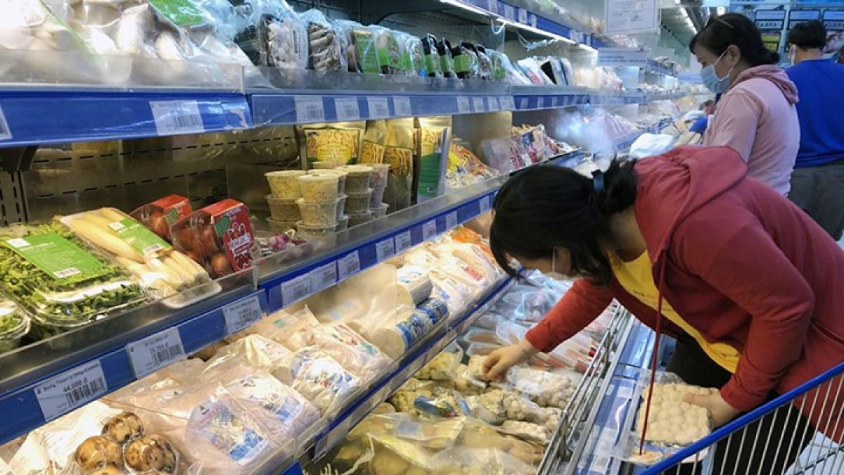 Người dân TP HCM không tự đi chợ, lương thực được phát tận nhà