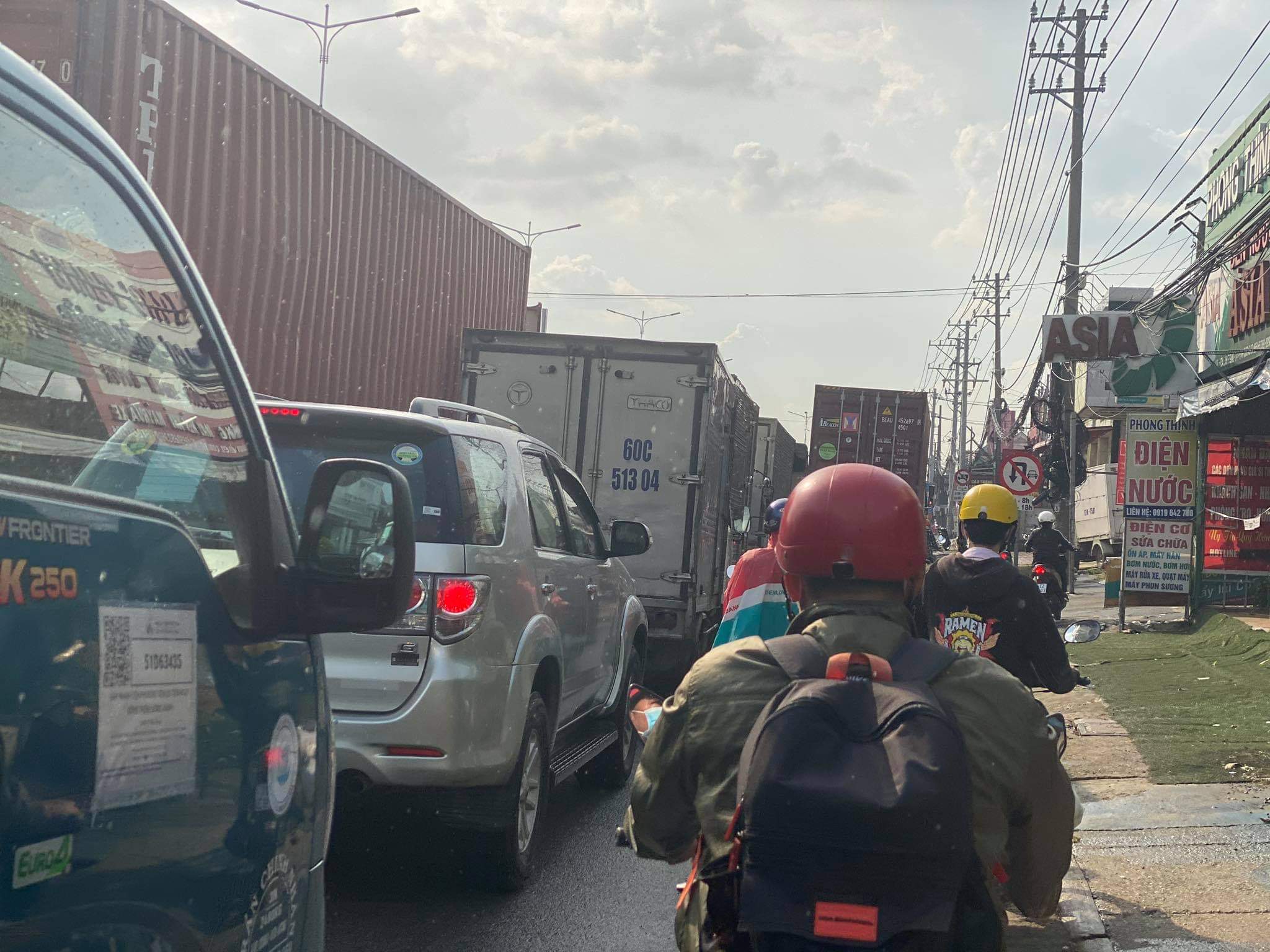 Bình Dương Hàng trăm phương tiện nối đuôi nhau gây ùn tắc trước giờ giới nghiêm “khóa chặt, đông cứng”