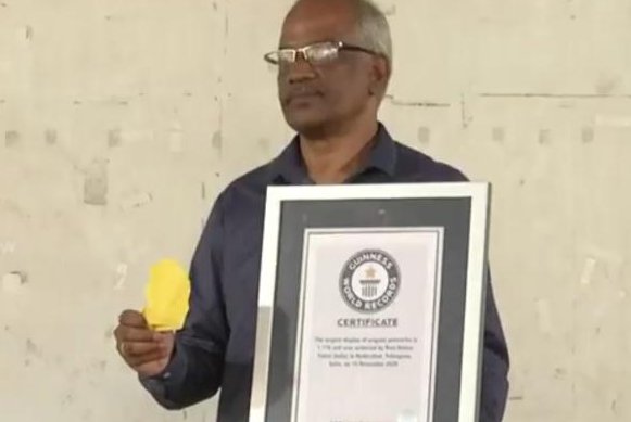 Giáo viên dạy toán gấp 1.776 con công bằng giấy origami để đạt kỷ lục Guinness thế giới