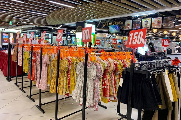 Giãn cách xã hội do dịch Covid-19 kéo dài, hàng loạt cửa hàng thời trang tìm mọi cách chống chọi