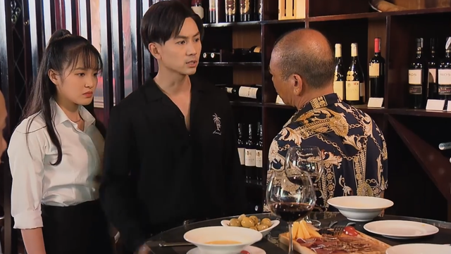 Hương vị tình thân Tập 19 phần 2 Huy bênh cô nhân viên xinh đẹp, Thy sững người đứng nhìn