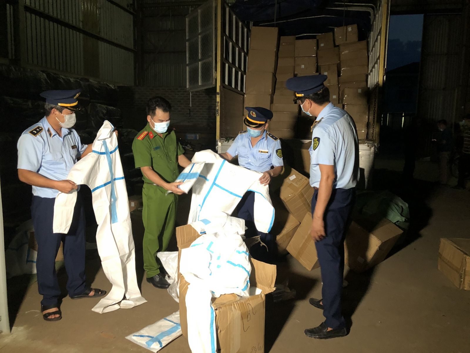 Lào Cai Phát hiện 8.300 bộ quần áo bảo hộ y tế không rõ nguồn gốc xuất xứ