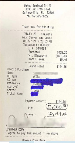 Khách hàng đến nhà hàng ở Florida ăn tối ra về boa 10.000 đô la cho người phục vụ