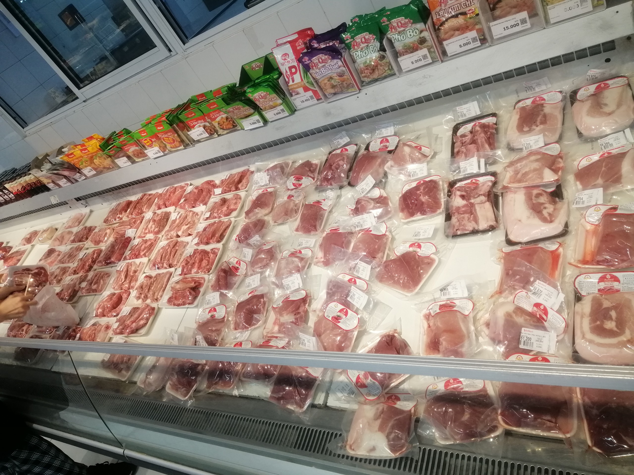 Vì sao nhiều ngày qua giá lợn hơi giảm mạnh, giá thịt lợn bán lẻ vẫn trên trời