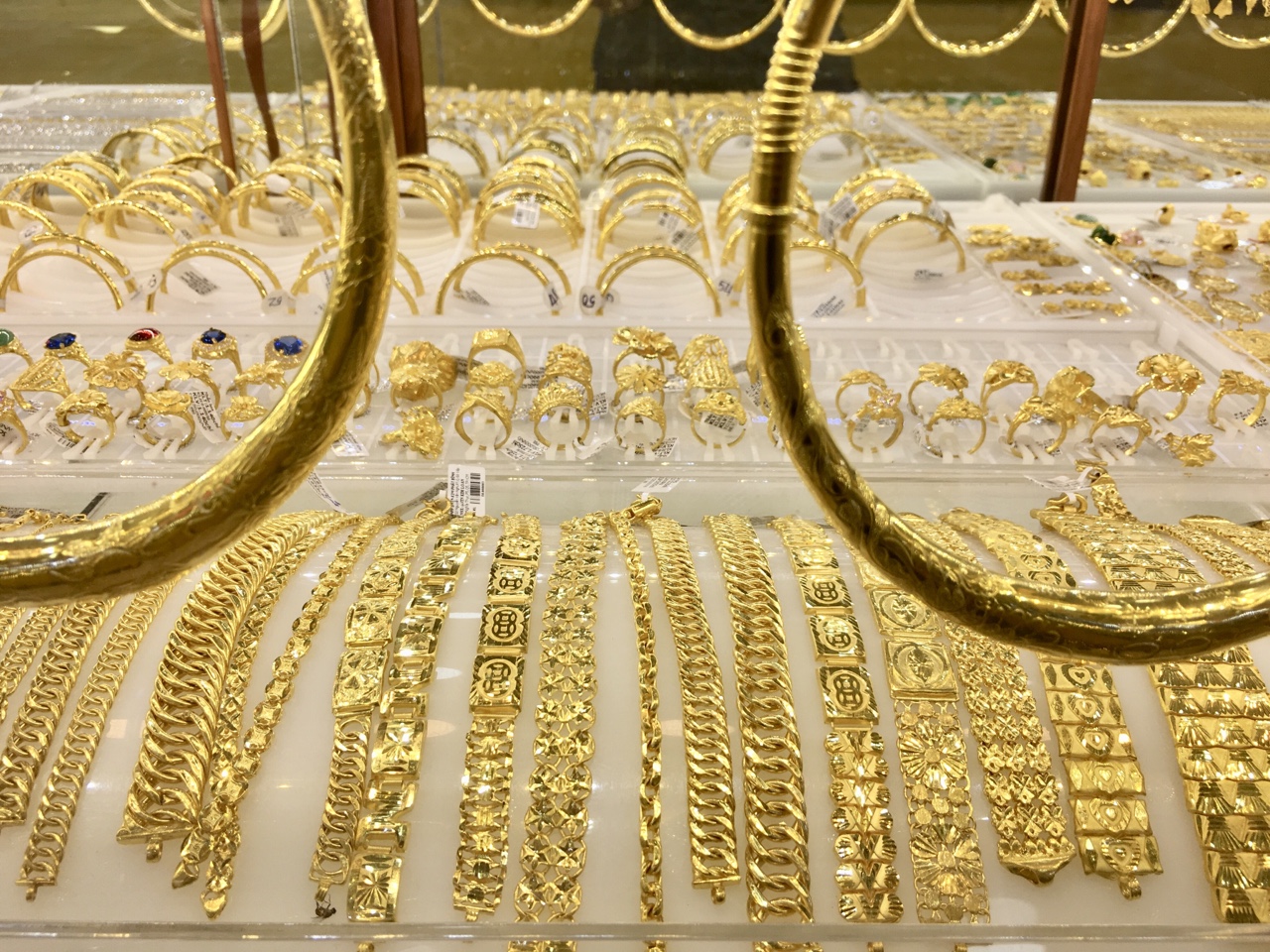 Giá vàng hôm nay 258 Vượt mốc 1.800 USDounce