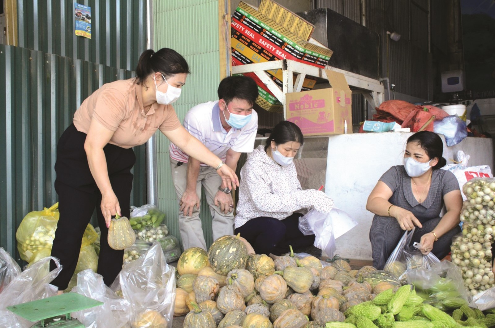 Bộ Nông nghiệp đề nghị TP HCM thí điểm túi an sinh combo 10 kg nông sản