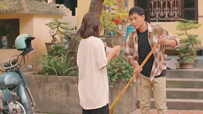 Phim 11 tháng 5 ngày tập 13 Đăng lo lắng, áy náy khi làm mất sợi dây chuyền của Nhi nên ngoan ngoãn làm việc nhà và tìm cách lảng tránh