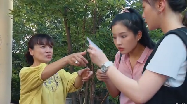 Hương vị tình thân Tập 17 phần 2 Nam và Diệp bất ngờ phát hiện ra bà Bích có cuốn sổ tiết kiệm trị giá 500 triệu