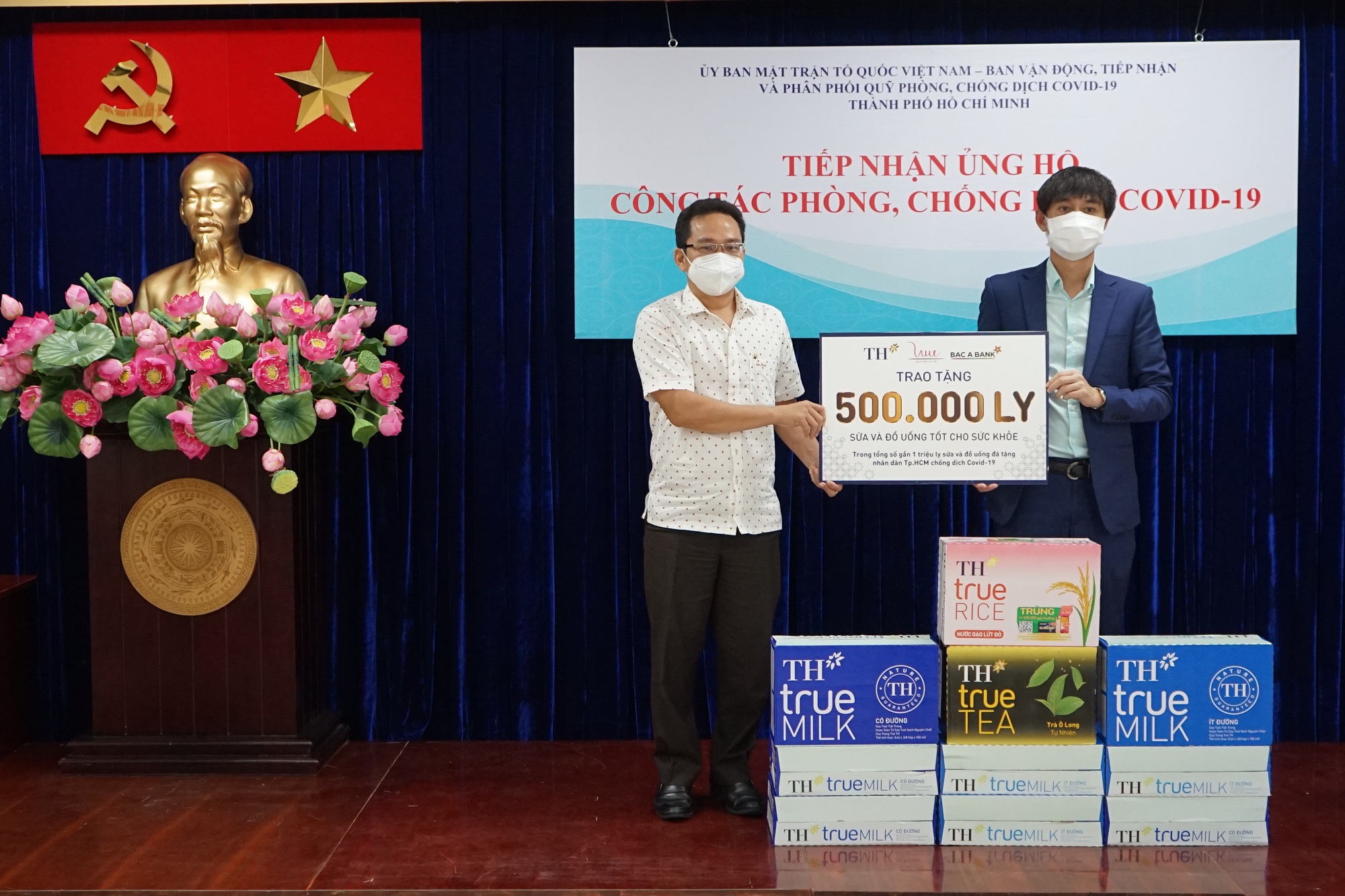 BAC A BANK cùng Tập đoàn TH trao tặng hơn 500.000 sản phẩm tốt cho sức khỏe tới TP HCM, ủng hộ công tác phòng, chống dịch COVID-19