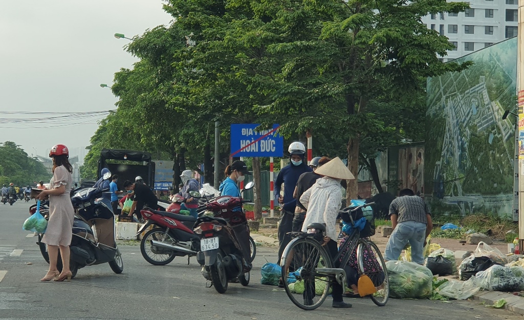 Chợ cóc hoạt động trong thời gian Hà Nội thực hiện giãn cách xã hội