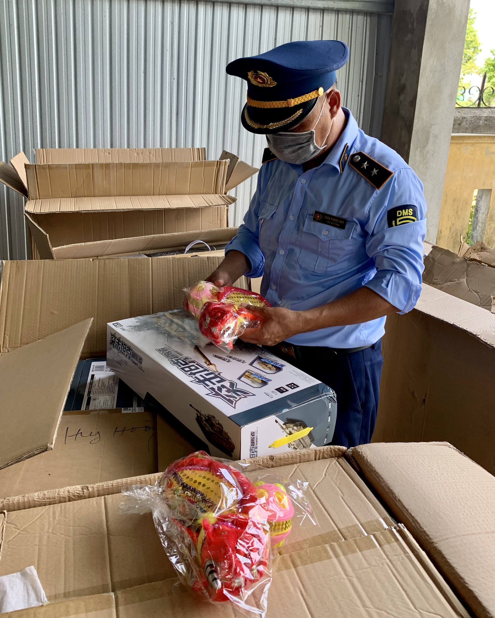 Tạm giữ hơn 1.000 sản phẩm đồ chơi trẻ em không rõ nguồn gốc