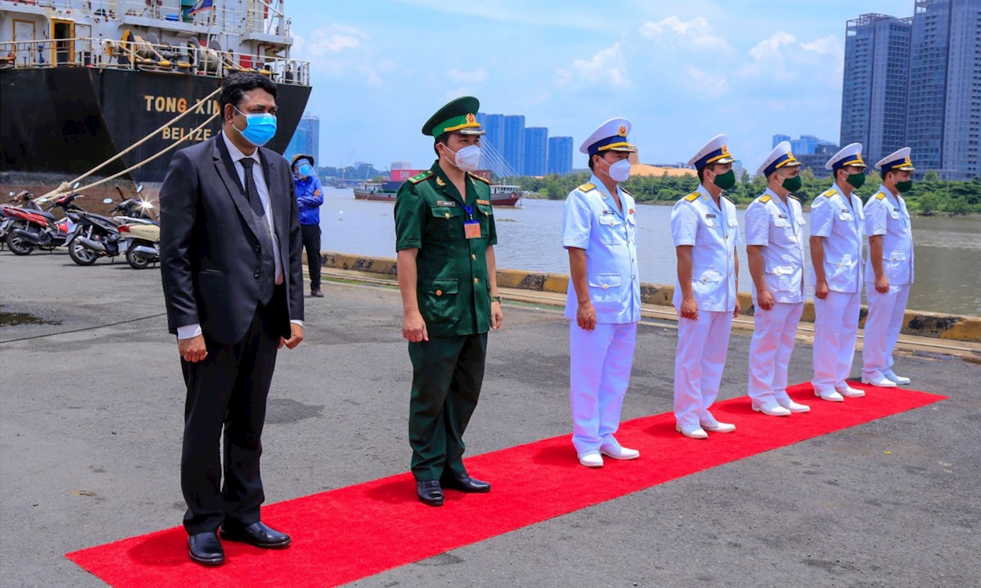 Tàu INS AIRAVAT của Hải quân Ấn Độ vận chuyển 300 máy tạo oxy và 100 tấn oxy y tế đến Việt Nam