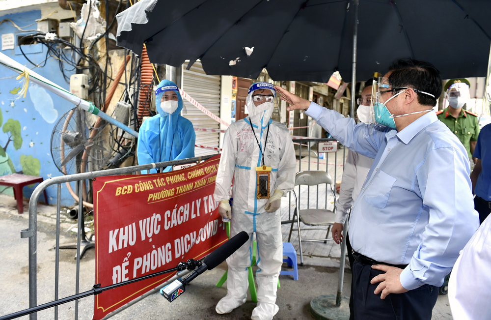 Ảnh Thủ tướng Phạm Minh Chính kiểm tra đột xuất các điểm nóng dịch Covid-19 tại Hà Nội