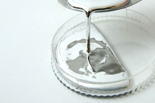 Cậu bé 15 tuổi tự tiêm thủy ngân vào người để biến mình thành siêu nhân