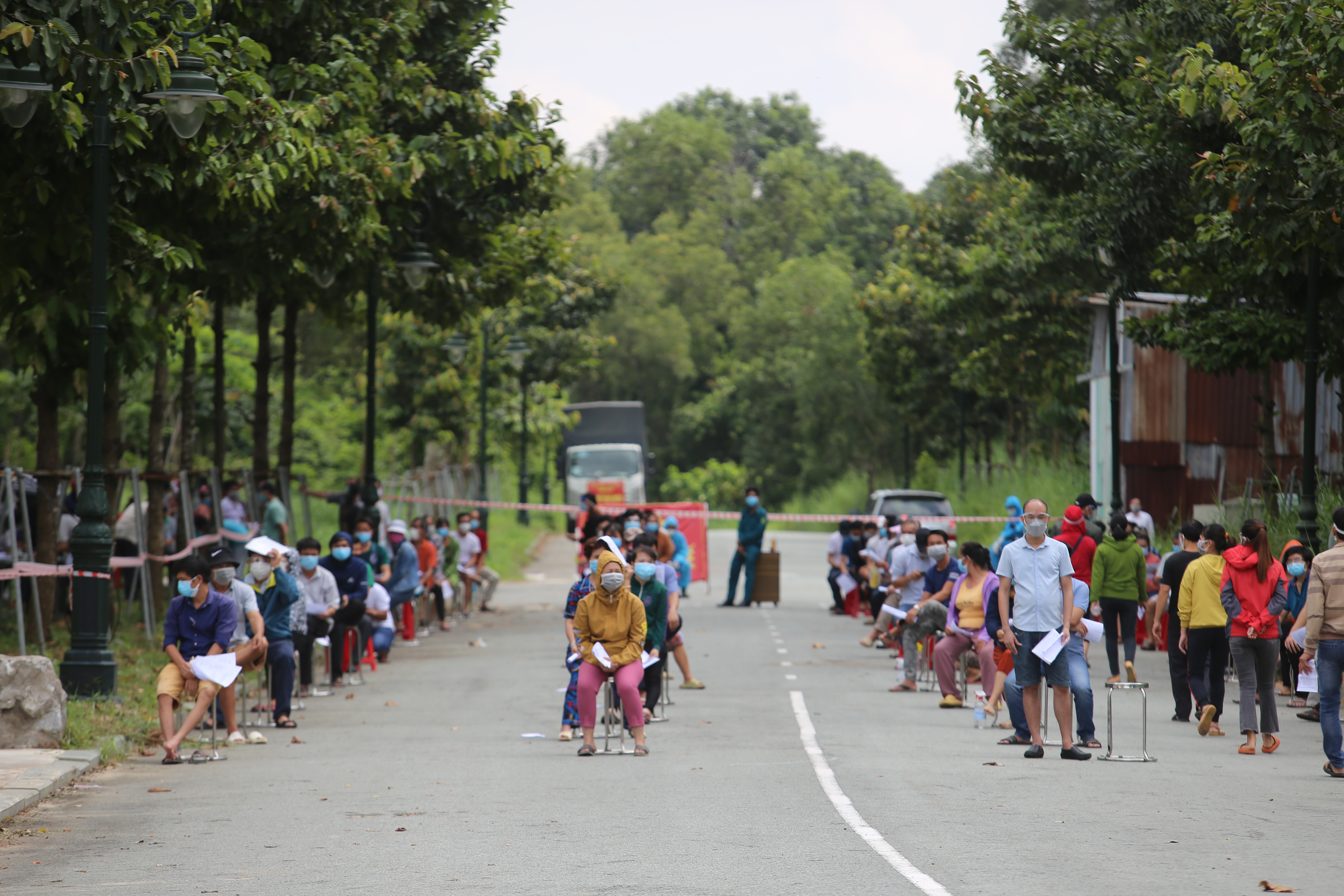 Bình Dương Hàng trăm người xếp hàng đợi tiêm vắc xin Vero Cell của Sinopharm