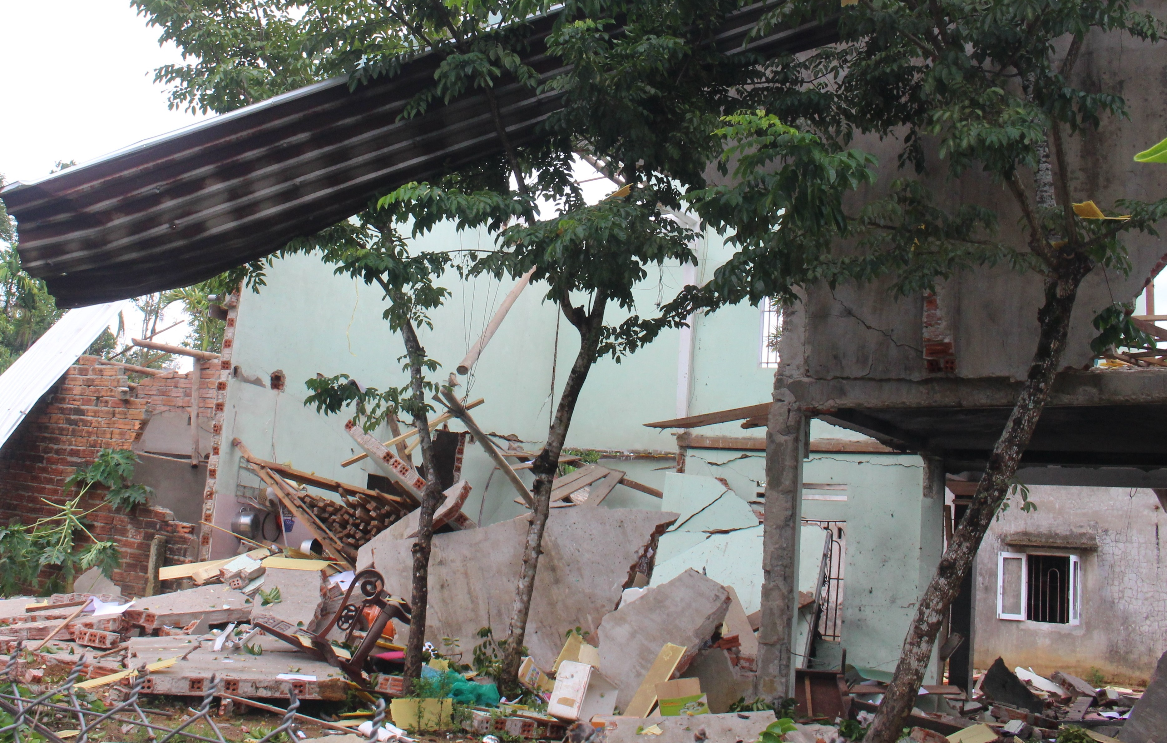 Quảng Nam Hai vợ chồng tử vong sau tiếng nổ lớn trong nhà