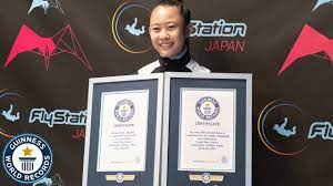 Cô bé 13 tuổi giành hai kỷ lục Guinness nhảy dù trong nhà