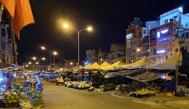 Hàng quán ở TP Sóc Trăng được phục vụ tại chỗ từ sáng 59