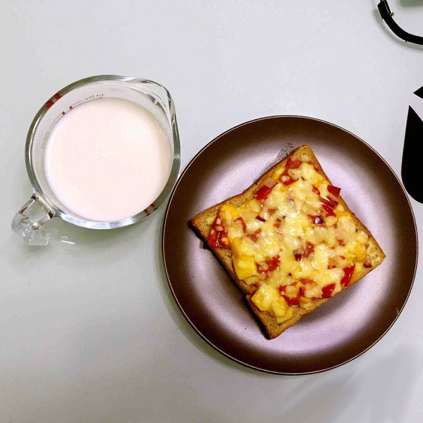 Bữa sáng nhanh gọn với bánh mì nướng giòn ngon, béo ngậy