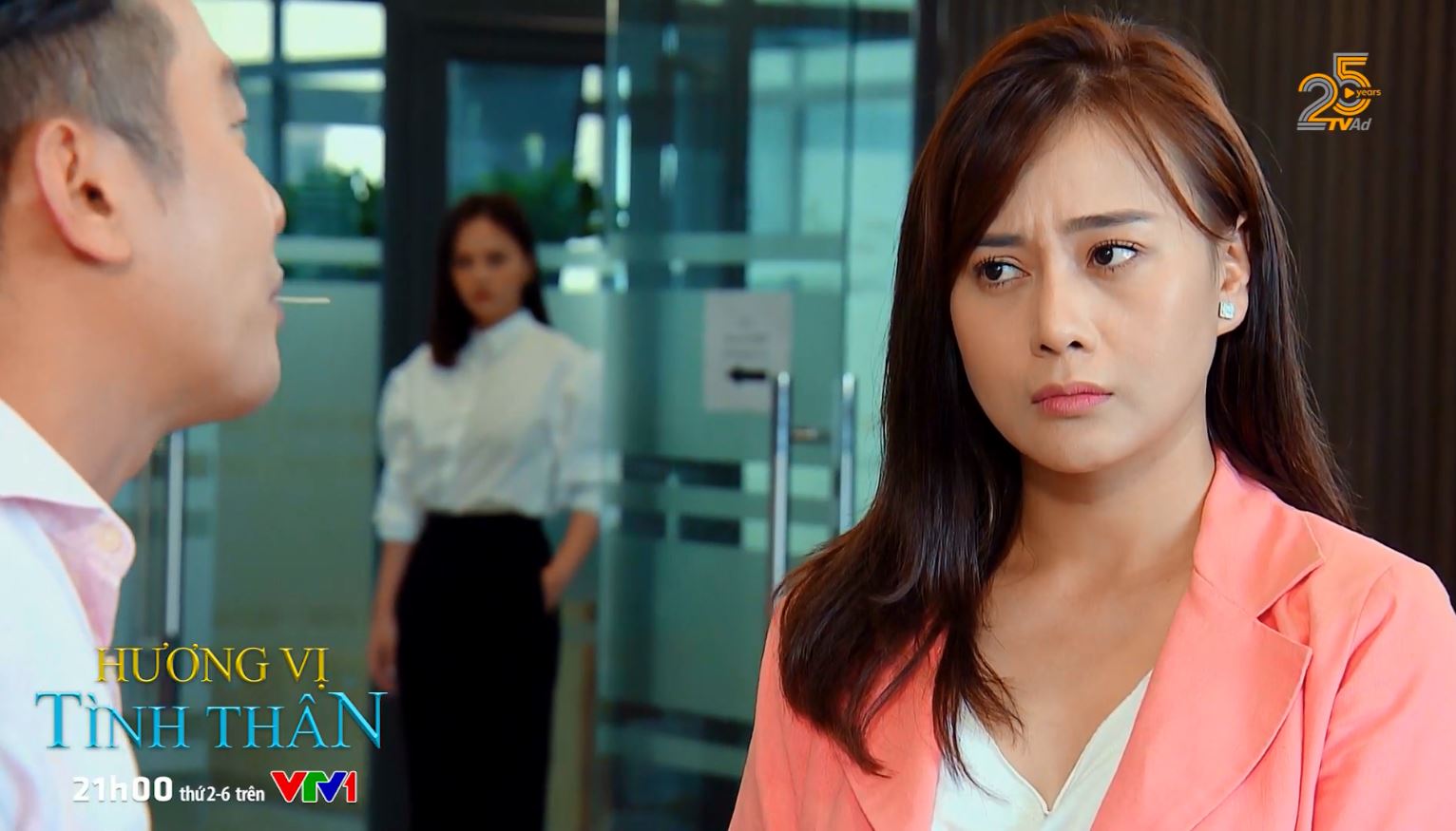 Preview Hương vị tình thân tập 30 phần 2 Thy tức nghẹn khi nghe được cuộc nói chuyện giữa nhân viên công ty và Nam bà Xuân ghen với đối tác của chồng