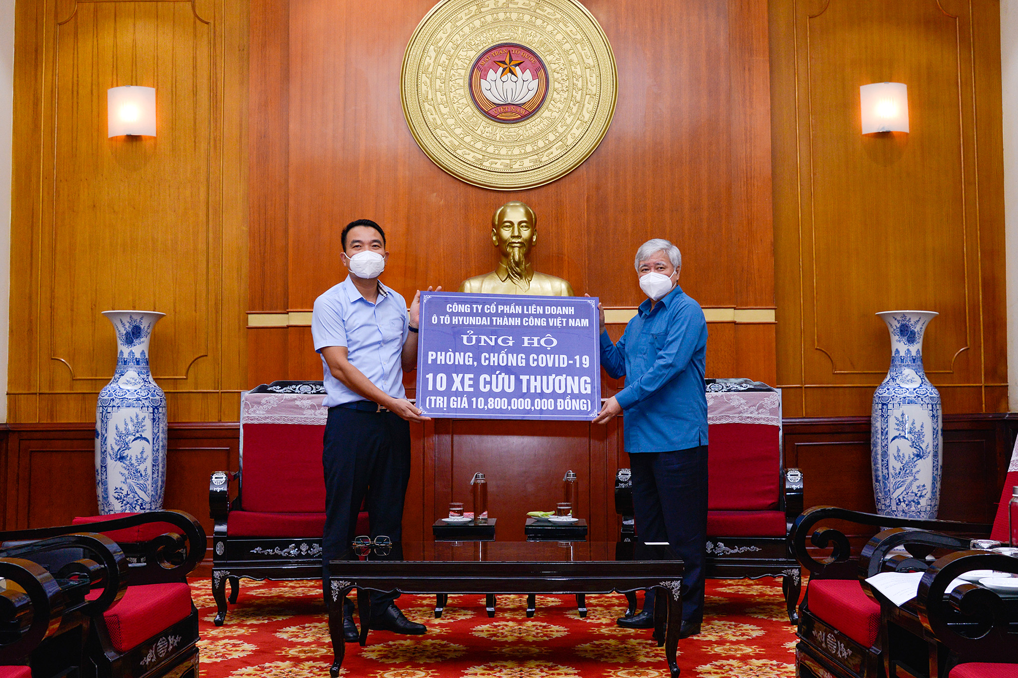 Liên doanh Ô tô Hyundai Thành Công trao tặng 10 xe Solati cứu thương 