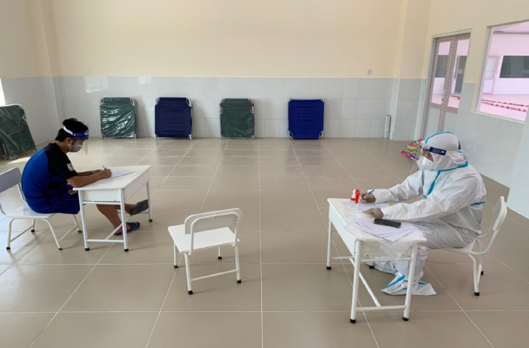 Mạo danh bác sĩ “duyệt” cho tất cả F0 ở khu cách ly về nhà