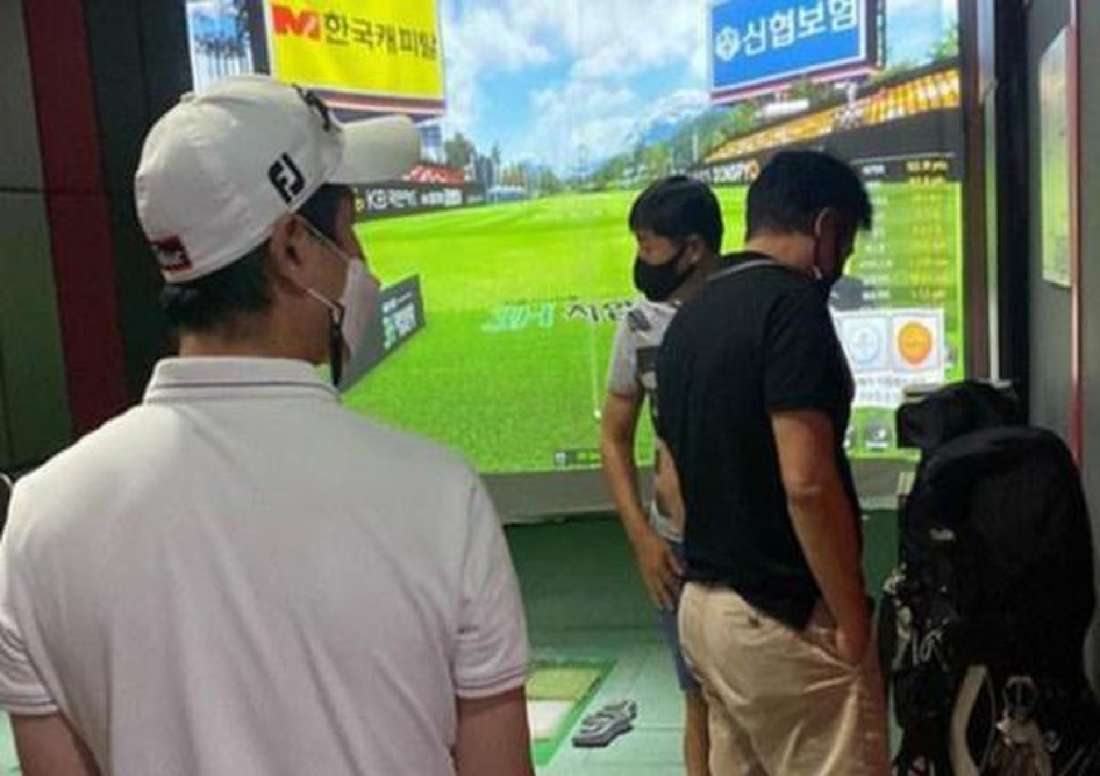 Phát hiện 25 người nước ngoài tụ tập đánh golf giữa mùa dịch