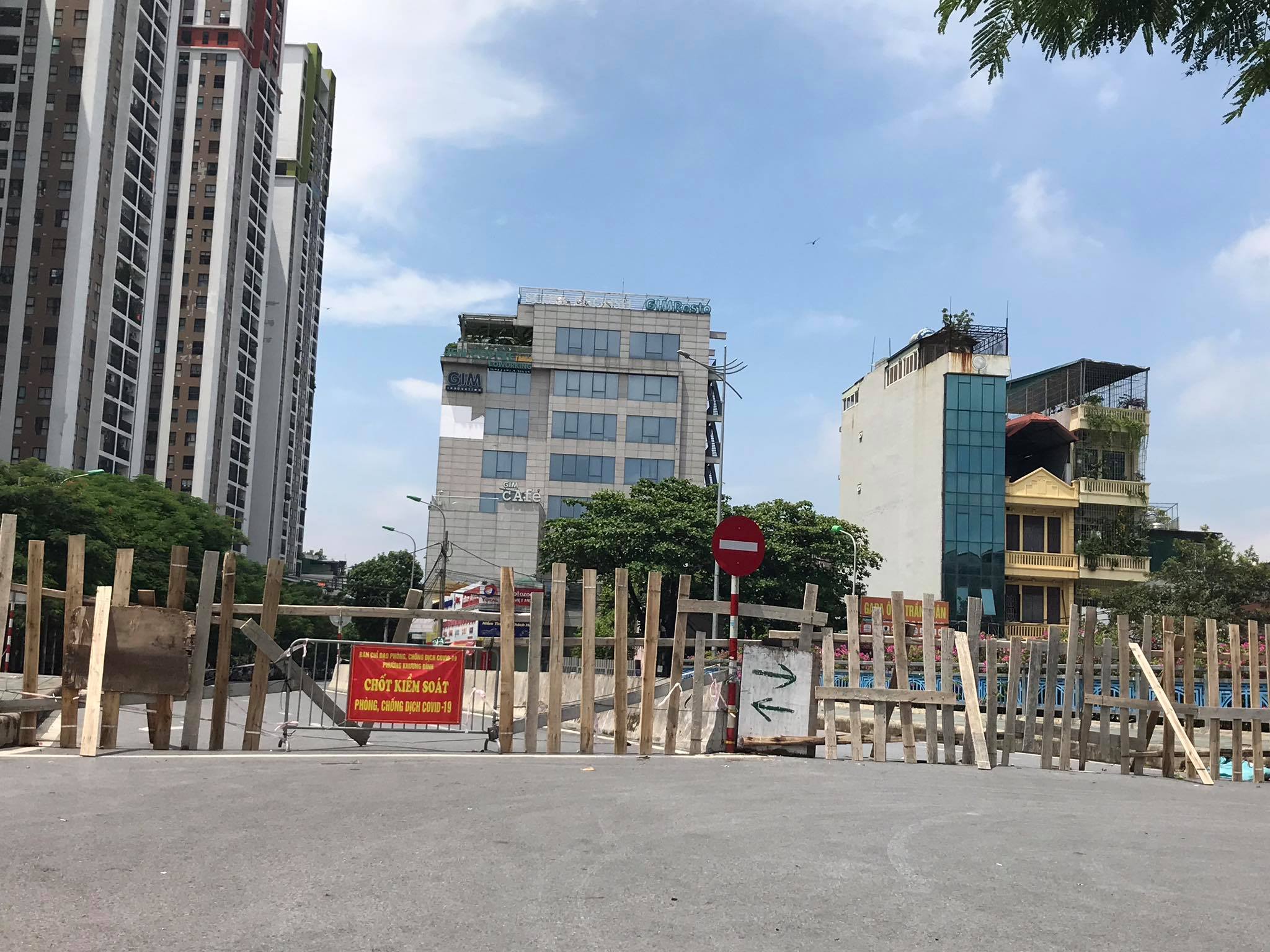 Chùm ảnh Dựng tôn bịt kín cổng làng để phòng chống Covid19