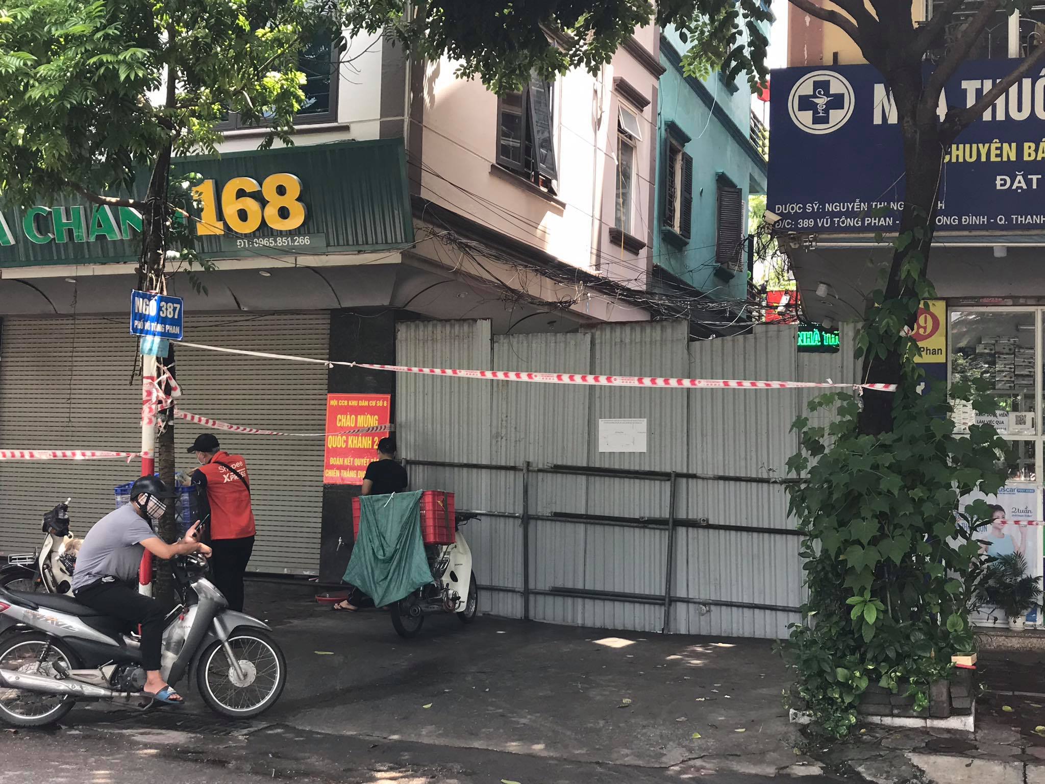 Chùm ảnh Muôn kiểu dựng rào chắn bịt kín cổng làng, ngõ xóm để phòng chống Covid-19