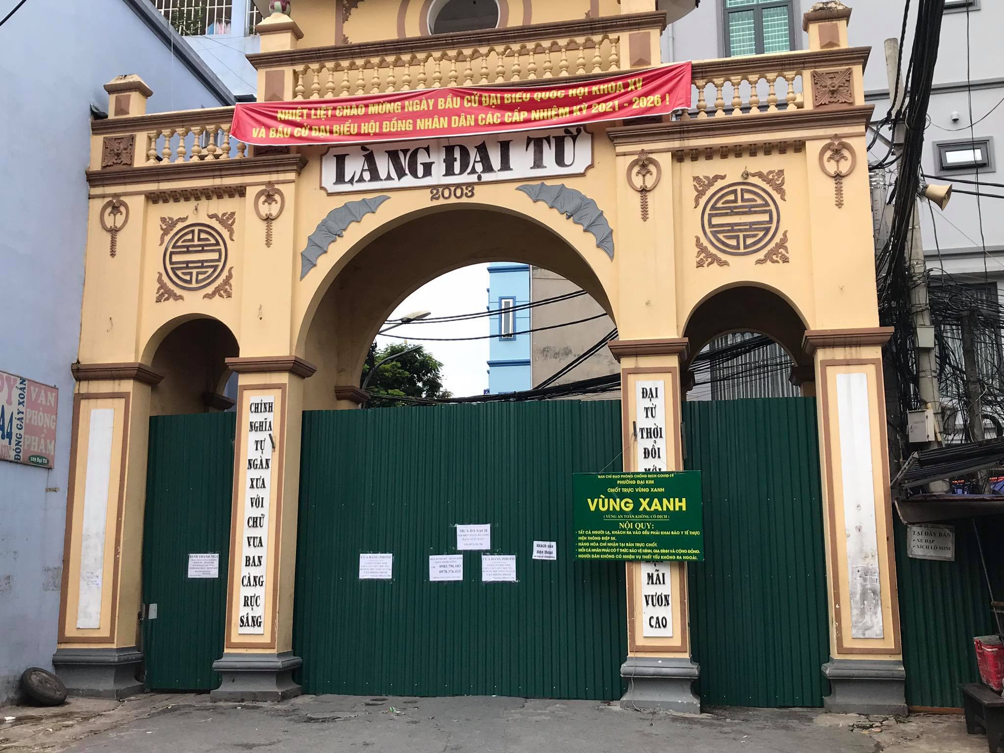 Chùm ảnh Dựng tôn bịt kín cổng làng để phòng chống Covid19