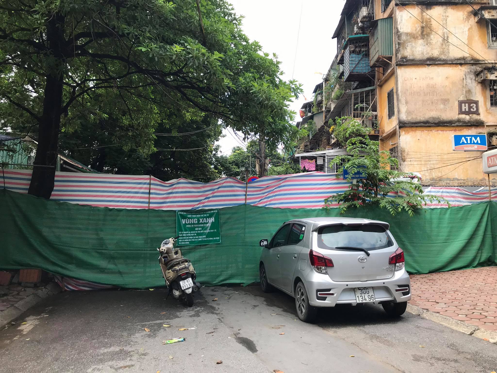 Chùm ảnh Dựng tôn bịt kín cổng làng để phòng chống Covid19