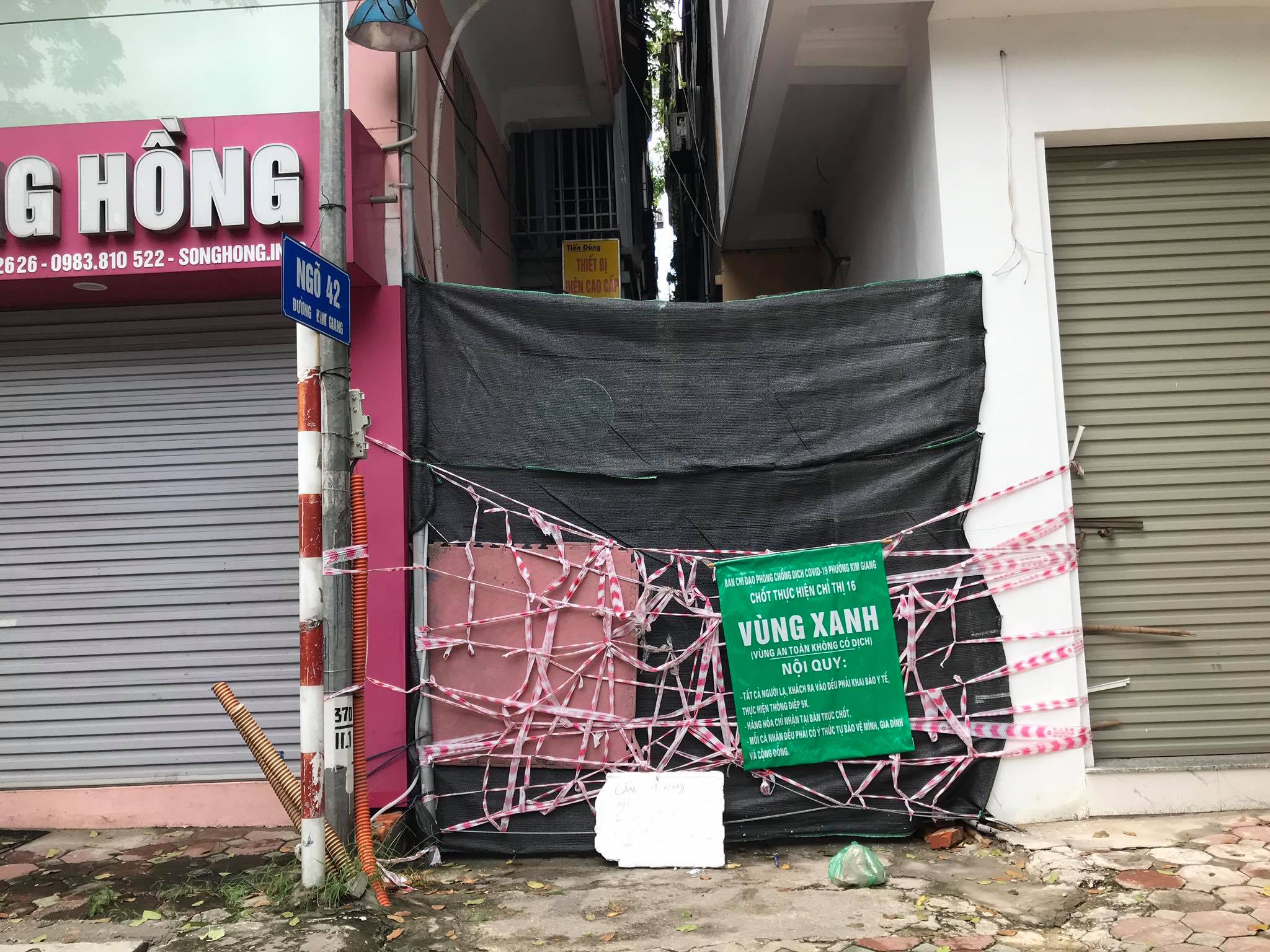 Chùm ảnh Dựng tôn bịt kín cổng làng để phòng chống Covid19