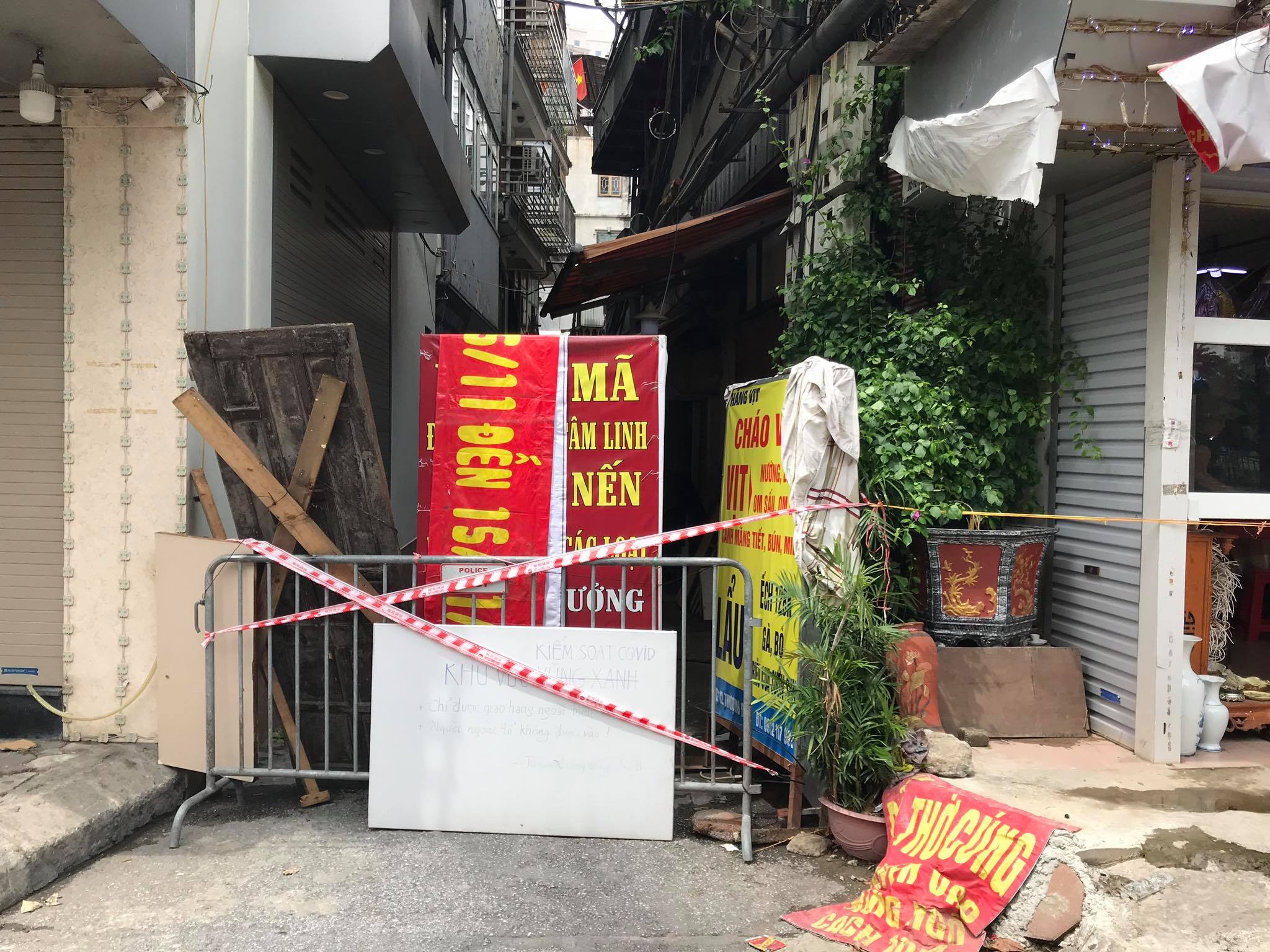 Chùm ảnh Dựng tôn bịt kín cổng làng để phòng chống Covid19