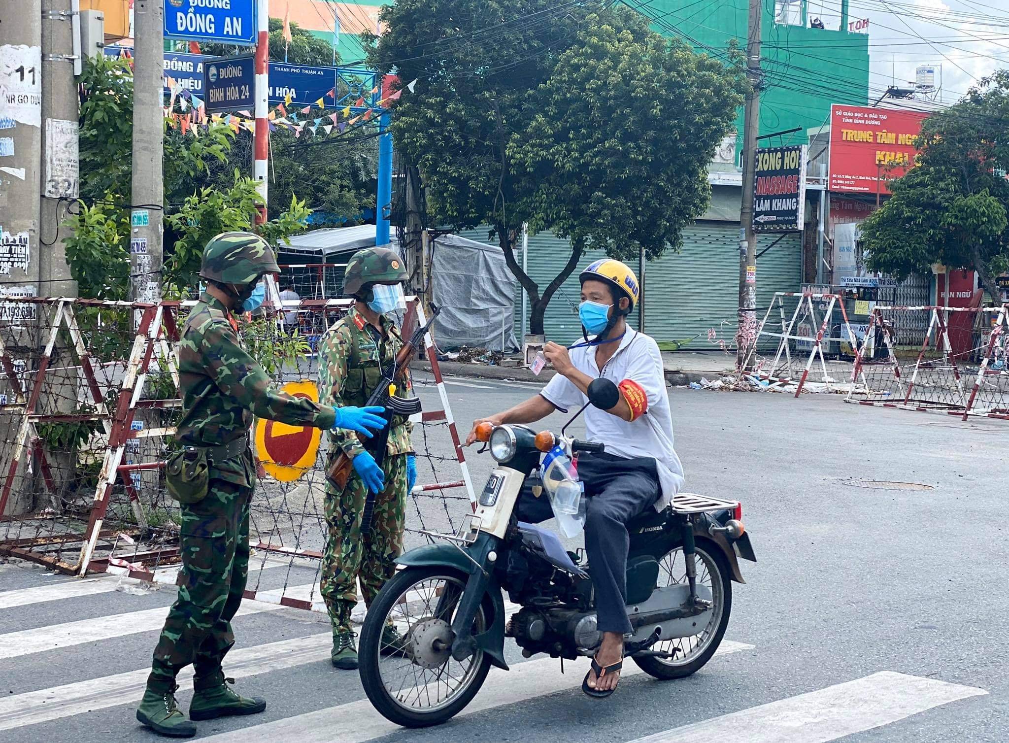 Bình Dương Áp dụng thẻ thông hành vắc xin, đề xuất mở lại hàng quán cho bán mang đi