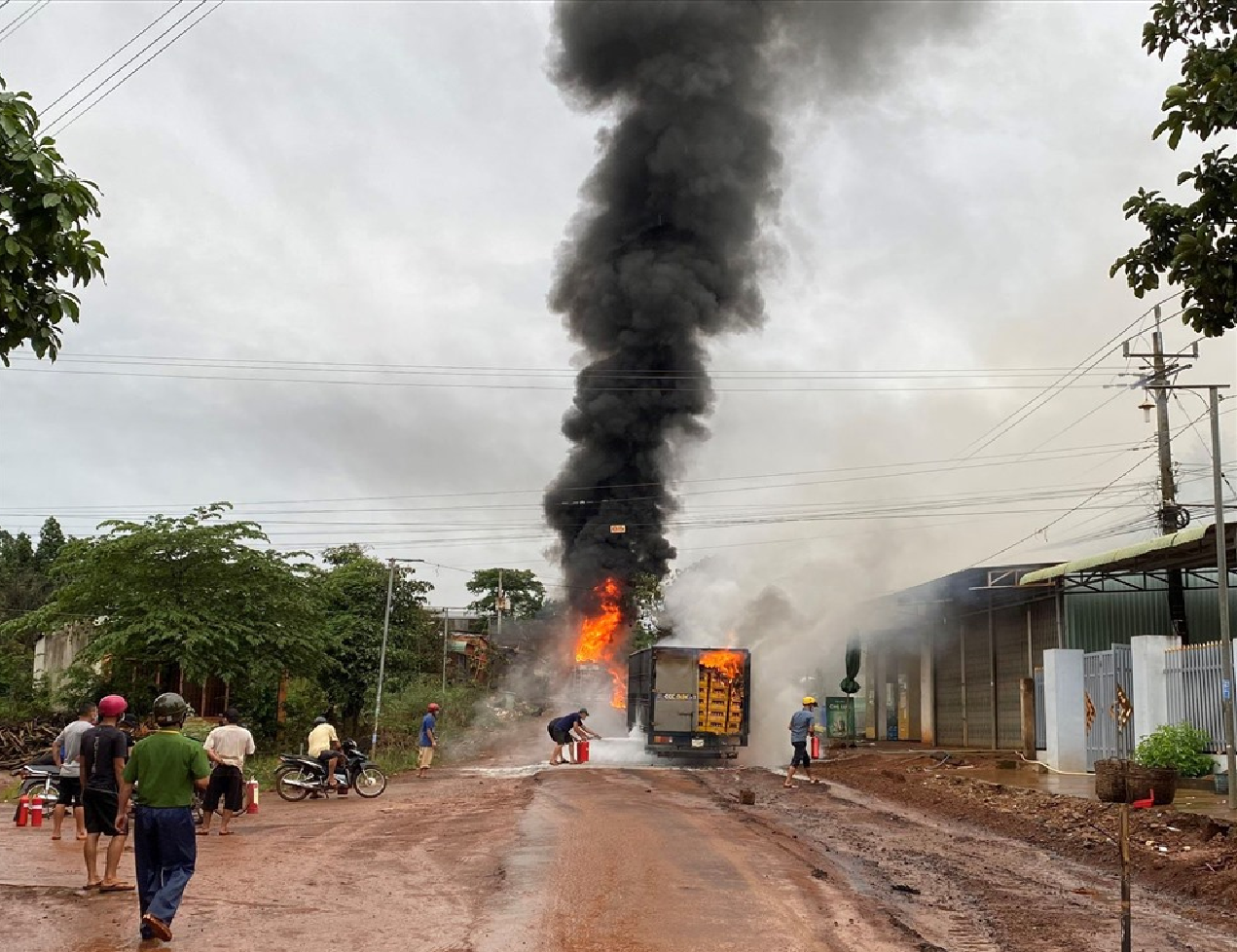 Bình Phước Xe bồn chở xăng và xe tải bốc cháy dữ dội sau tiếng nổ lớn