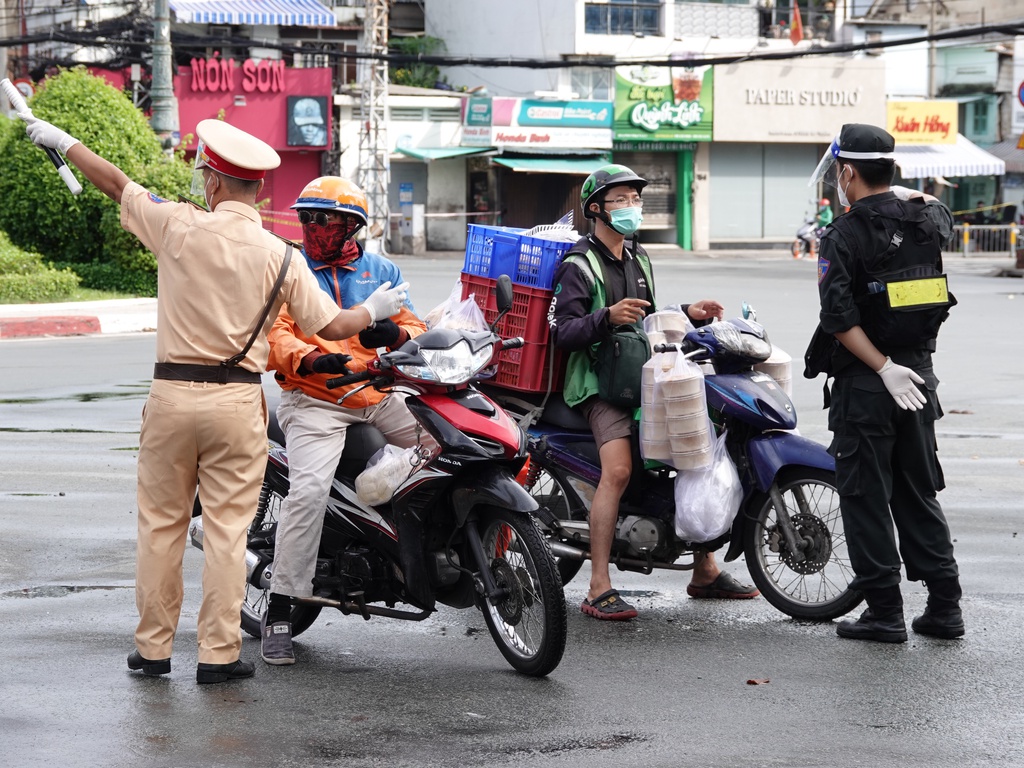 TP HCM Kéo dài thời gian lưu thông của shipper, nhân viên siêu thị, nhà thuốc từ 5h đến 21h30